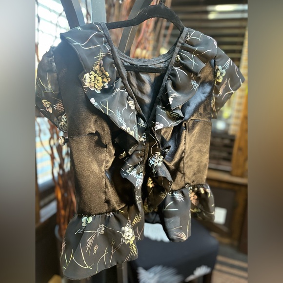 Beautiful blouse 🌼 - Picture 5 of 6